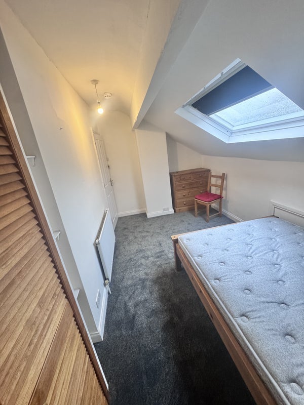 Room Ash Road in Leeds