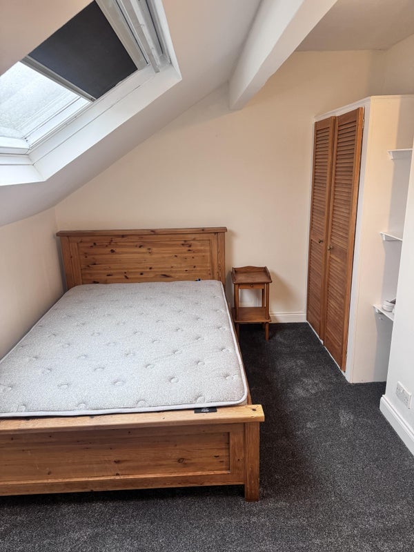 Room Ash Road in Leeds