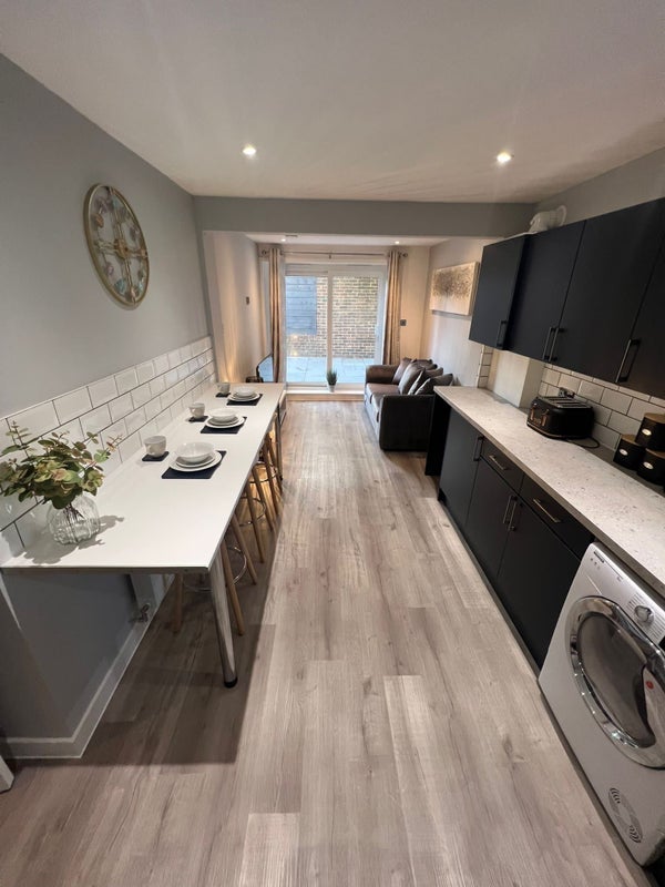 Room Selsey Road in Crawley