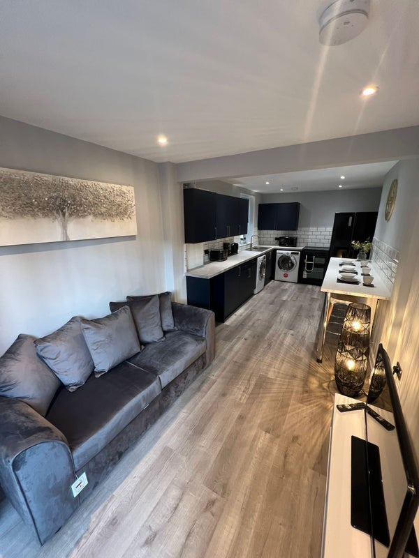 Room Selsey Road in Crawley