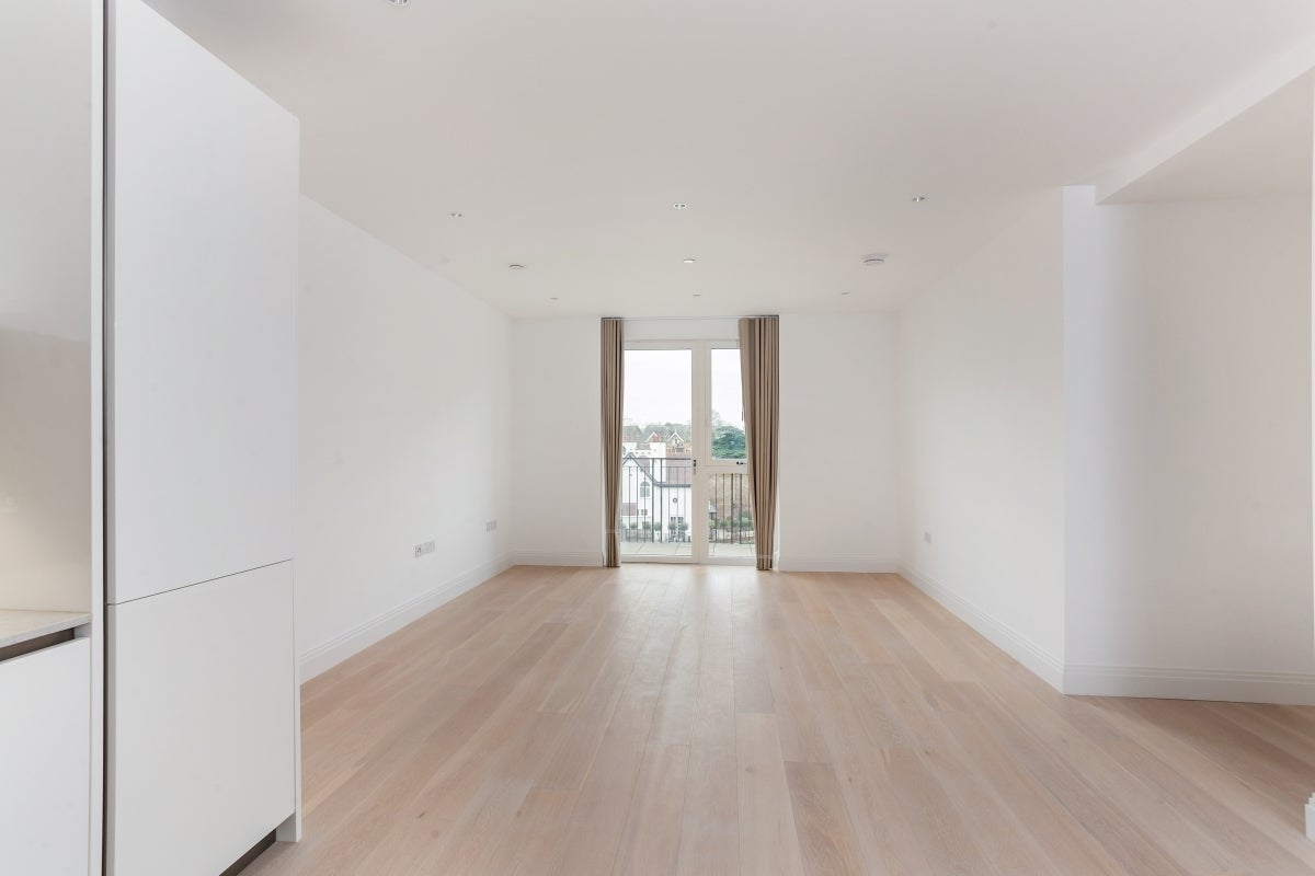 Flat Broom Road in Greater London