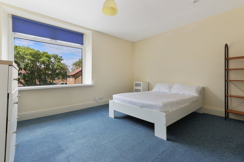 Room Northfield Road in Sheffield