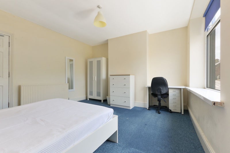 Room Northfield Road in Sheffield