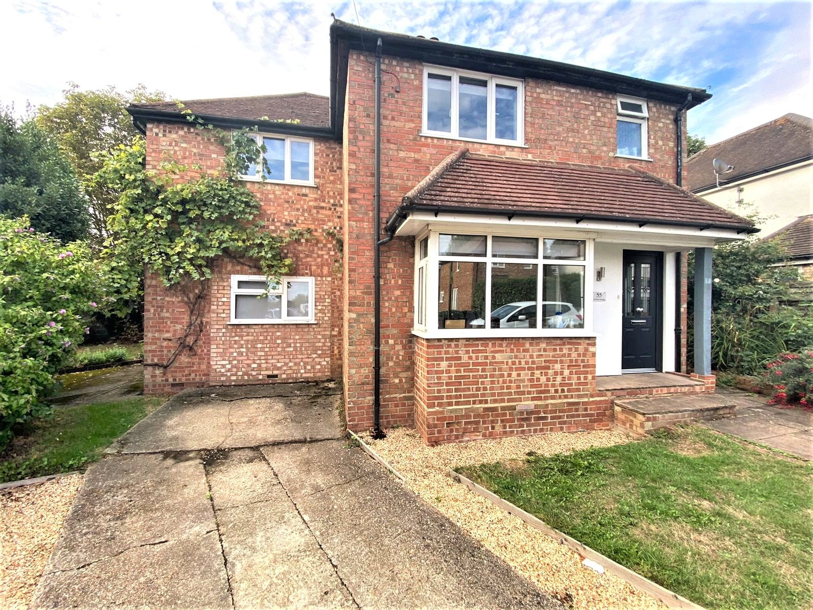 Room Ardmore Avenue in Guildford