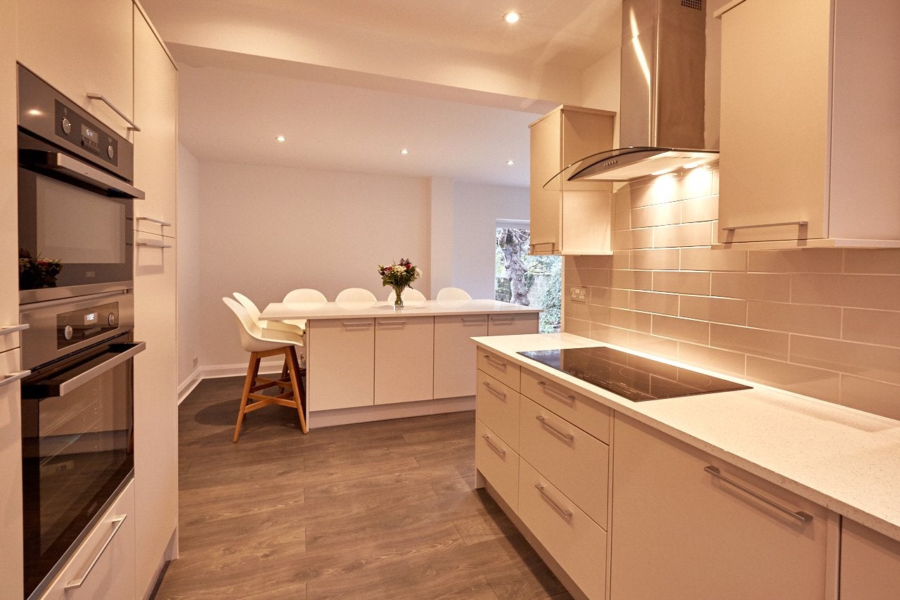 Room Ardmore Avenue in Guildford