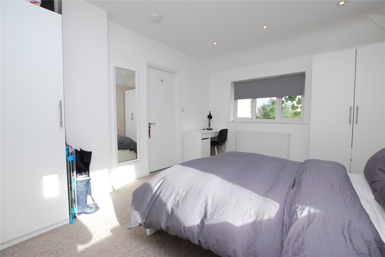 Room Ardmore Avenue in Guildford