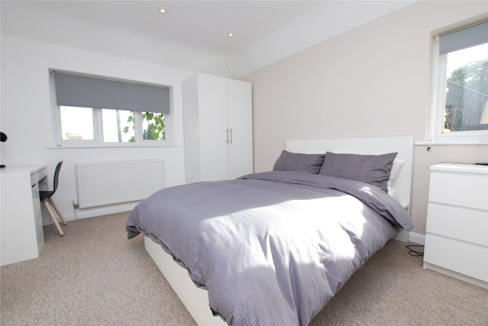 Room Ardmore Avenue in Guildford