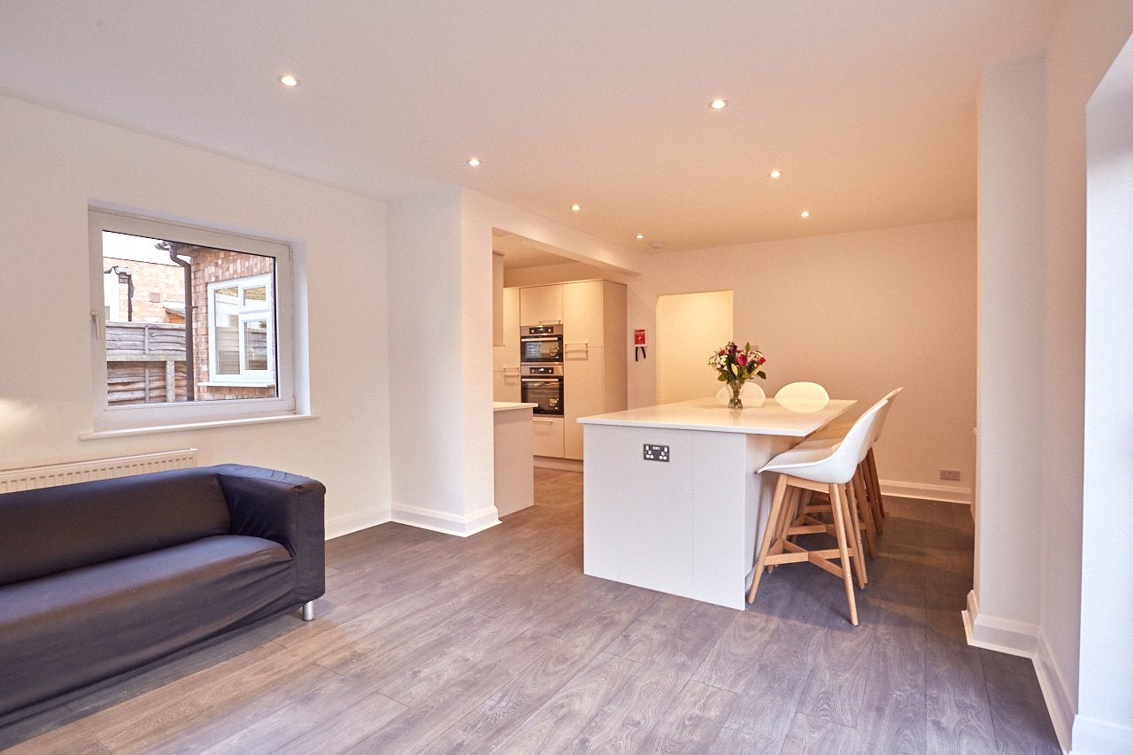 Room Ardmore Avenue in Guildford