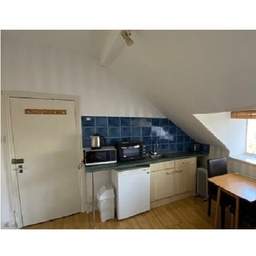 Flat Holland Road in Greater London