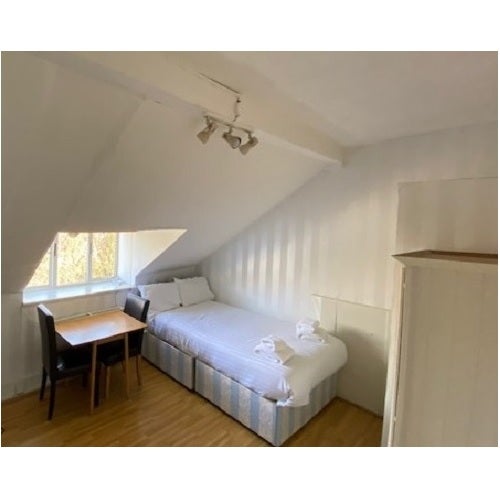 Flat Holland Road in Greater London