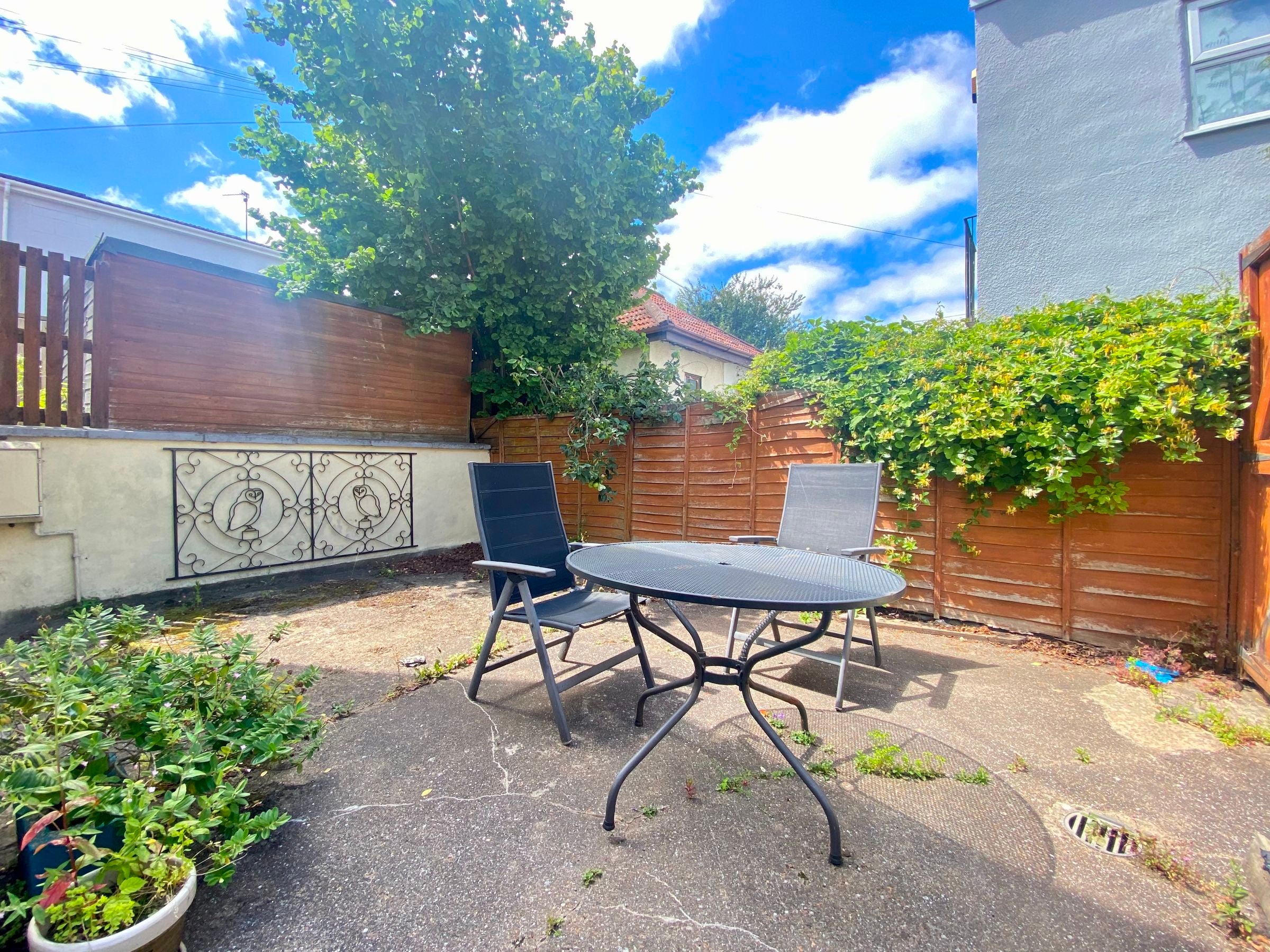 Flat Coldharbour Road in Bristol