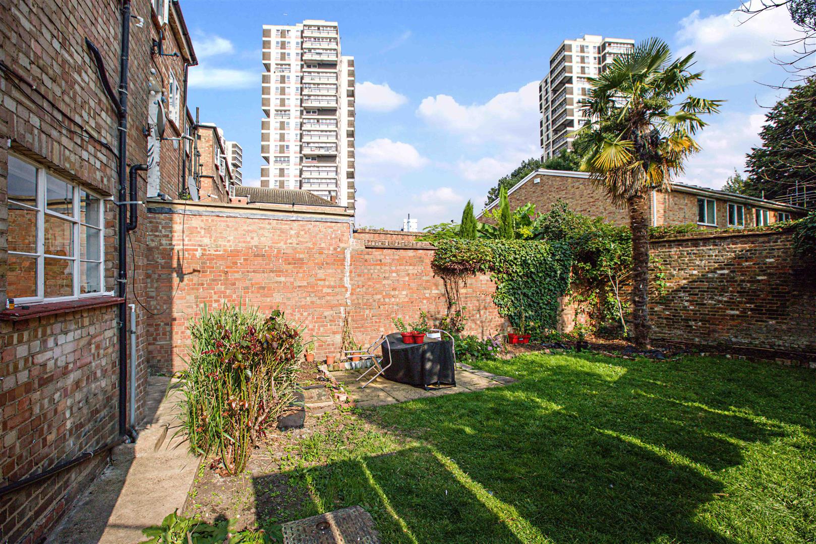 Flat Wyndham Road in Greater London