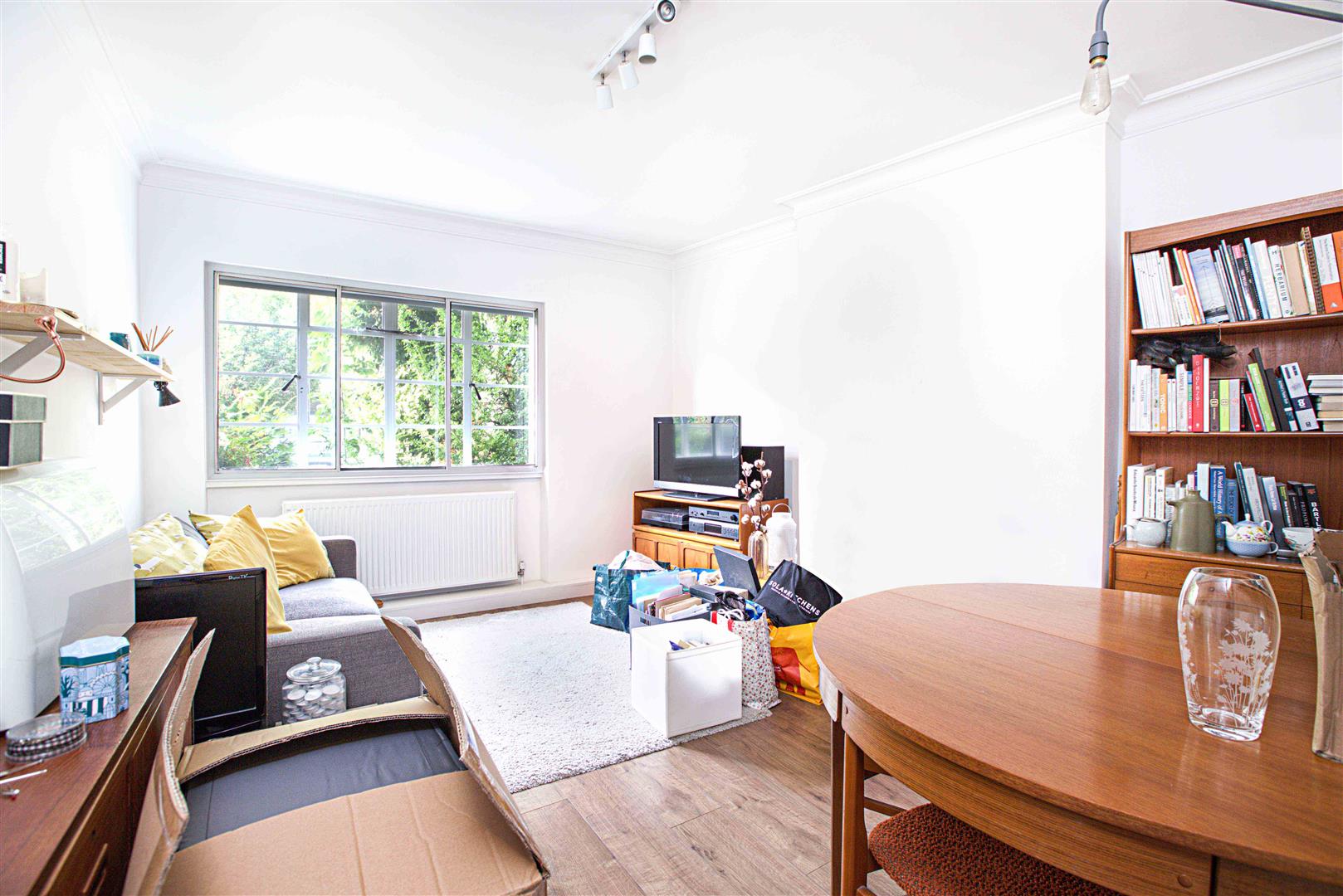 Flat Wyndham Road in Greater London