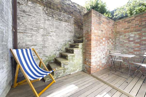 Flat Eardley Crescent in Greater London