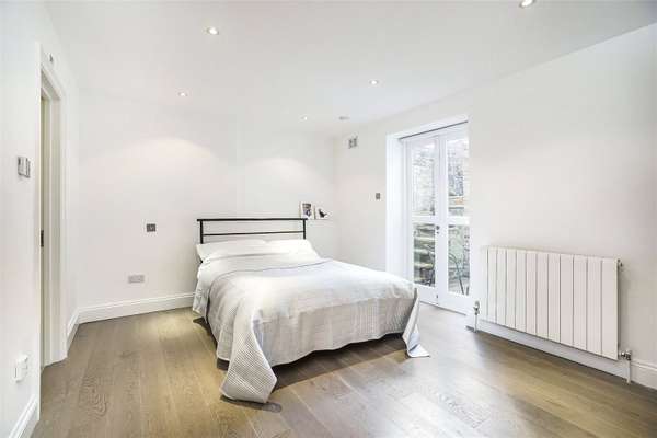 Flat Eardley Crescent in Greater London