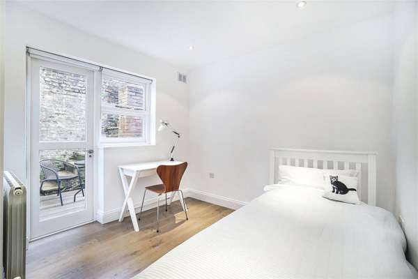 Flat Eardley Crescent in Greater London