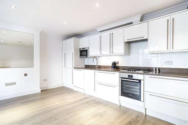 Flat Eardley Crescent in Greater London