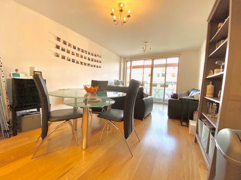 Flat Iliffe Yard in Greater London
