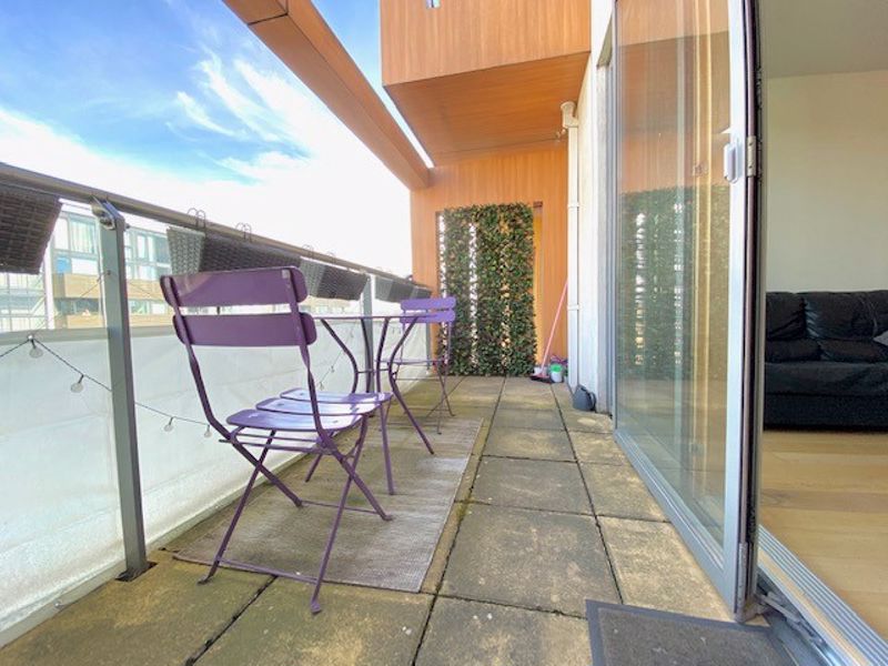 Flat Iliffe Yard in Greater London