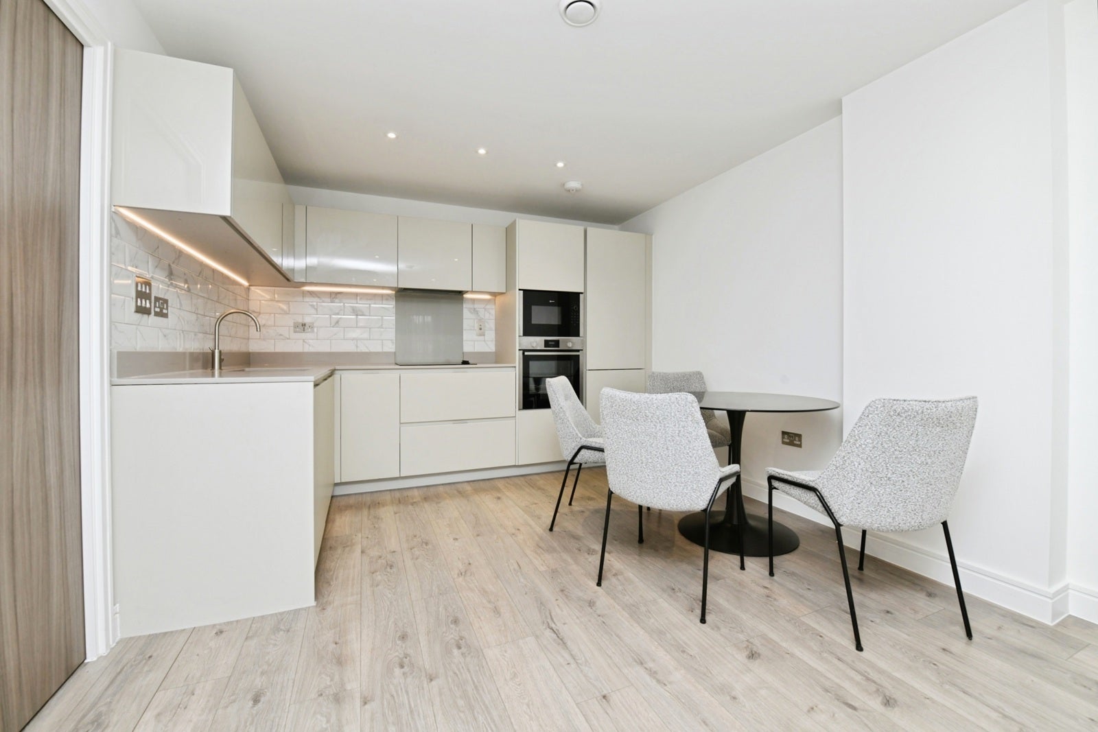 Flat Rollason Way in Brentwood