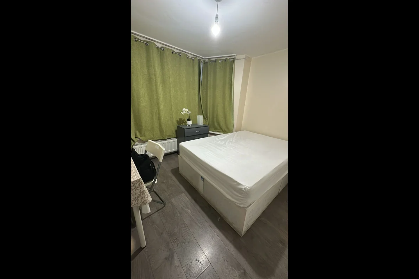 Room Whitby Gardens in Greater London