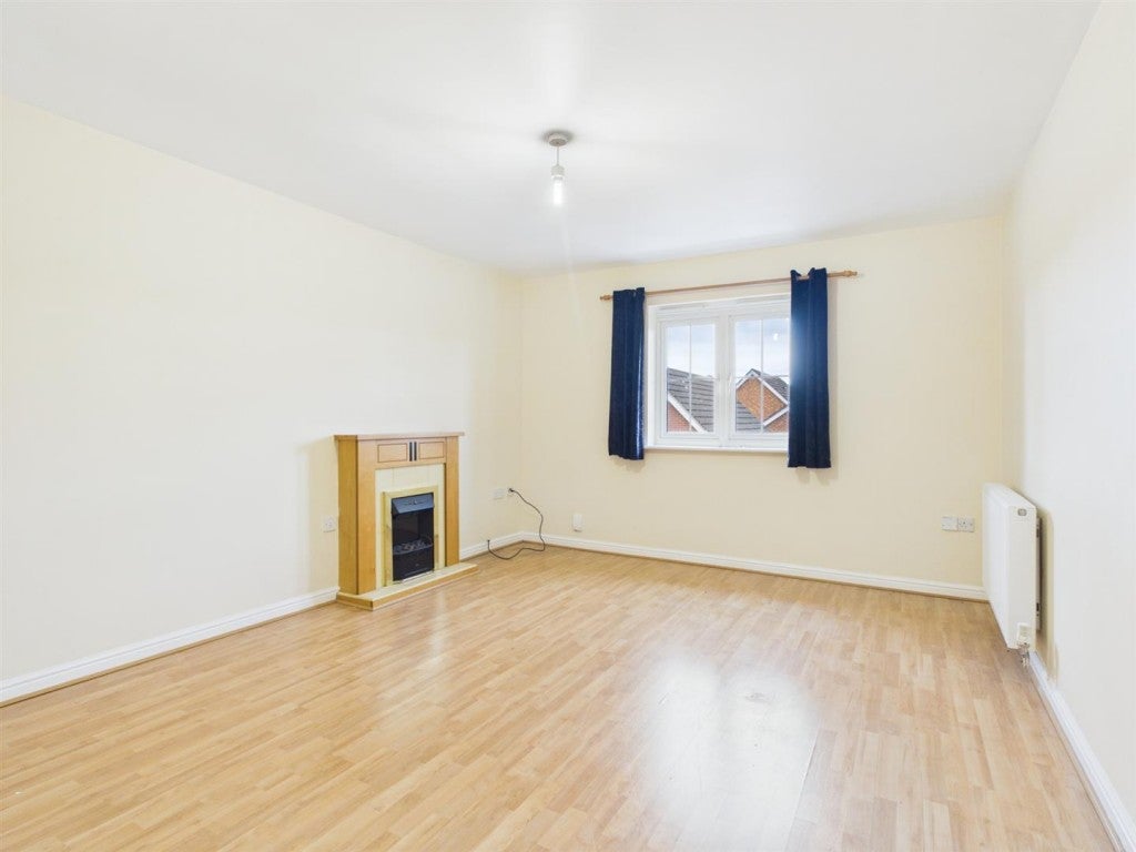 Flat WARSTONES DR in Wolverhampton