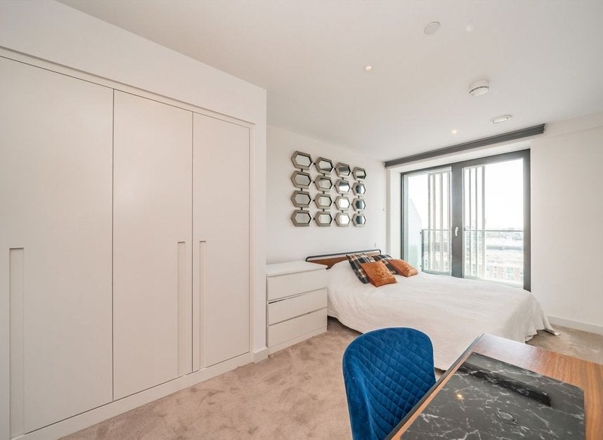 Flat Riverside Walk in Greater London
