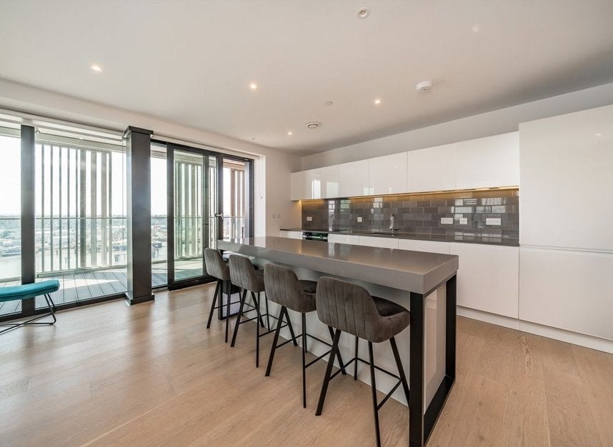 Flat Riverside Walk in Greater London