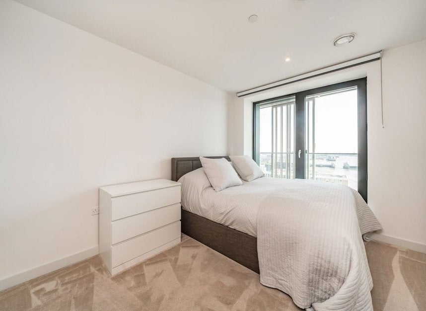 Flat Riverside Walk in Greater London