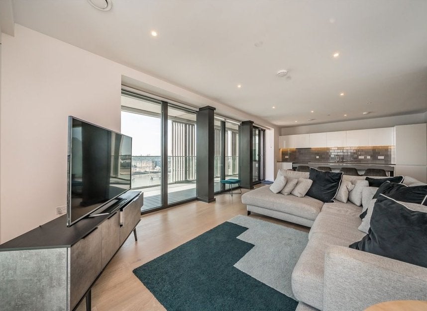 Flat Riverside Walk in Greater London