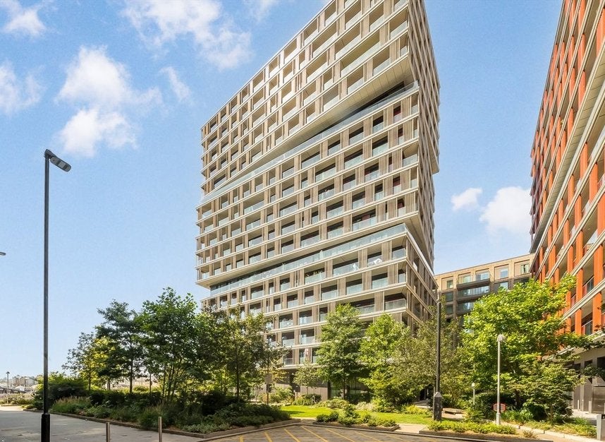 Flat Riverside Walk in Greater London