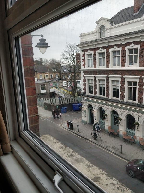 Room Knight's Hill in Greater London