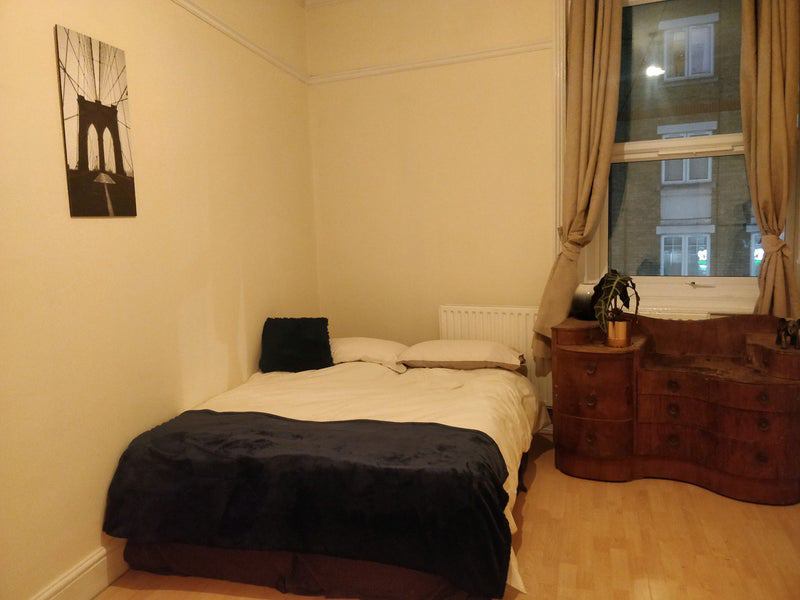 Room Knight's Hill in Greater London