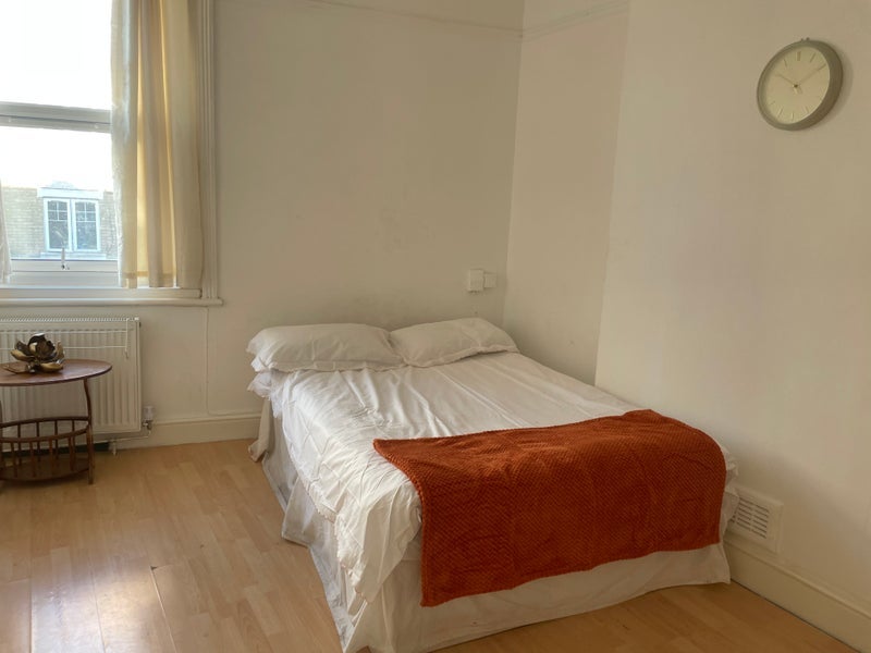 Room Knight's Hill in Greater London