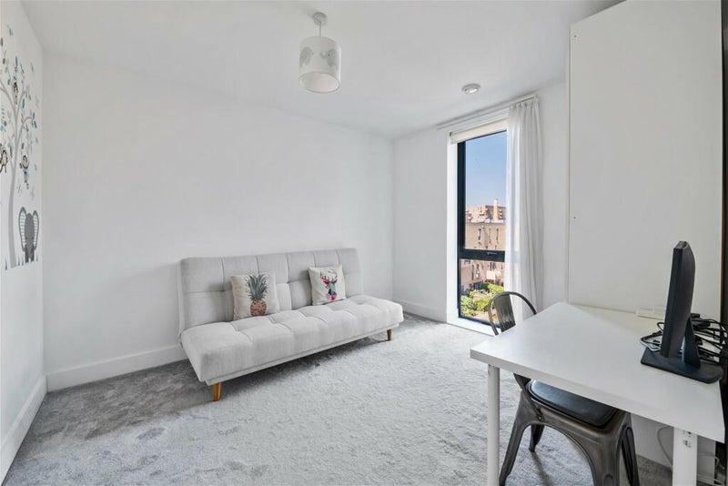 Room Ben Jonson Road in Greater London