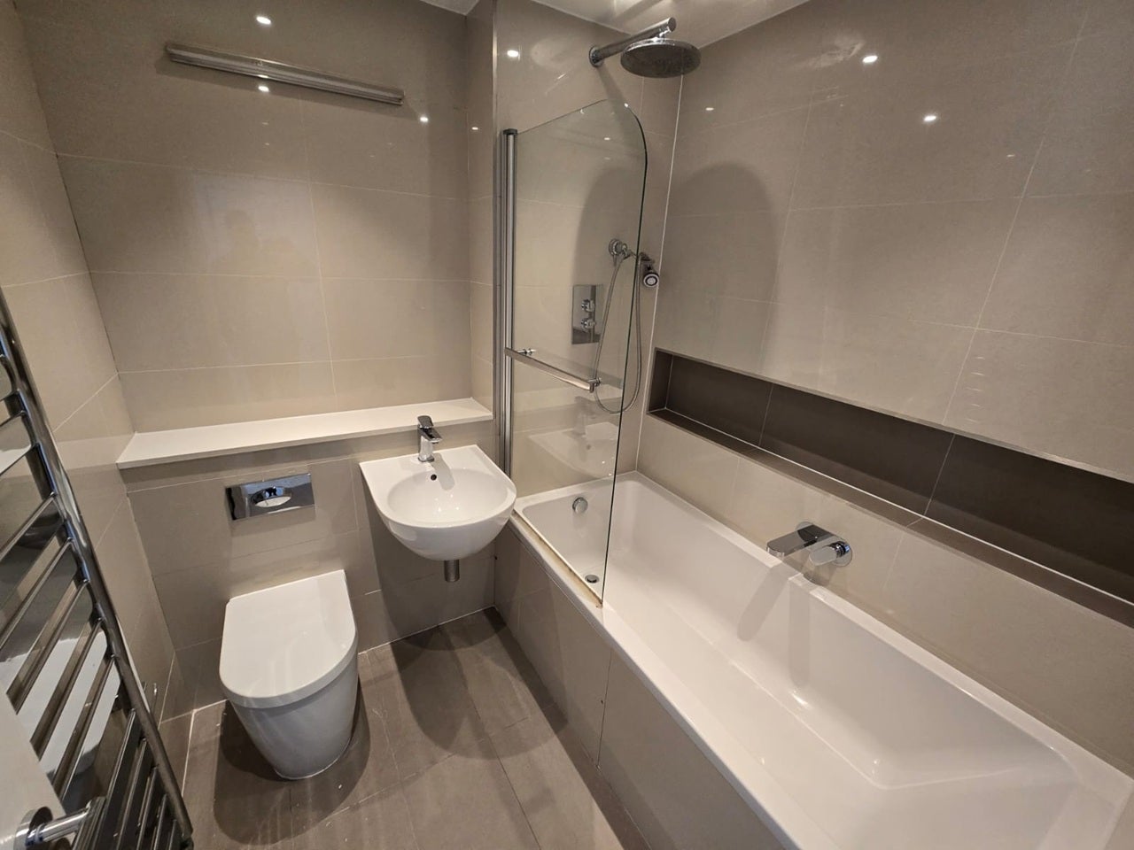Room Dafforne Road in Greater London