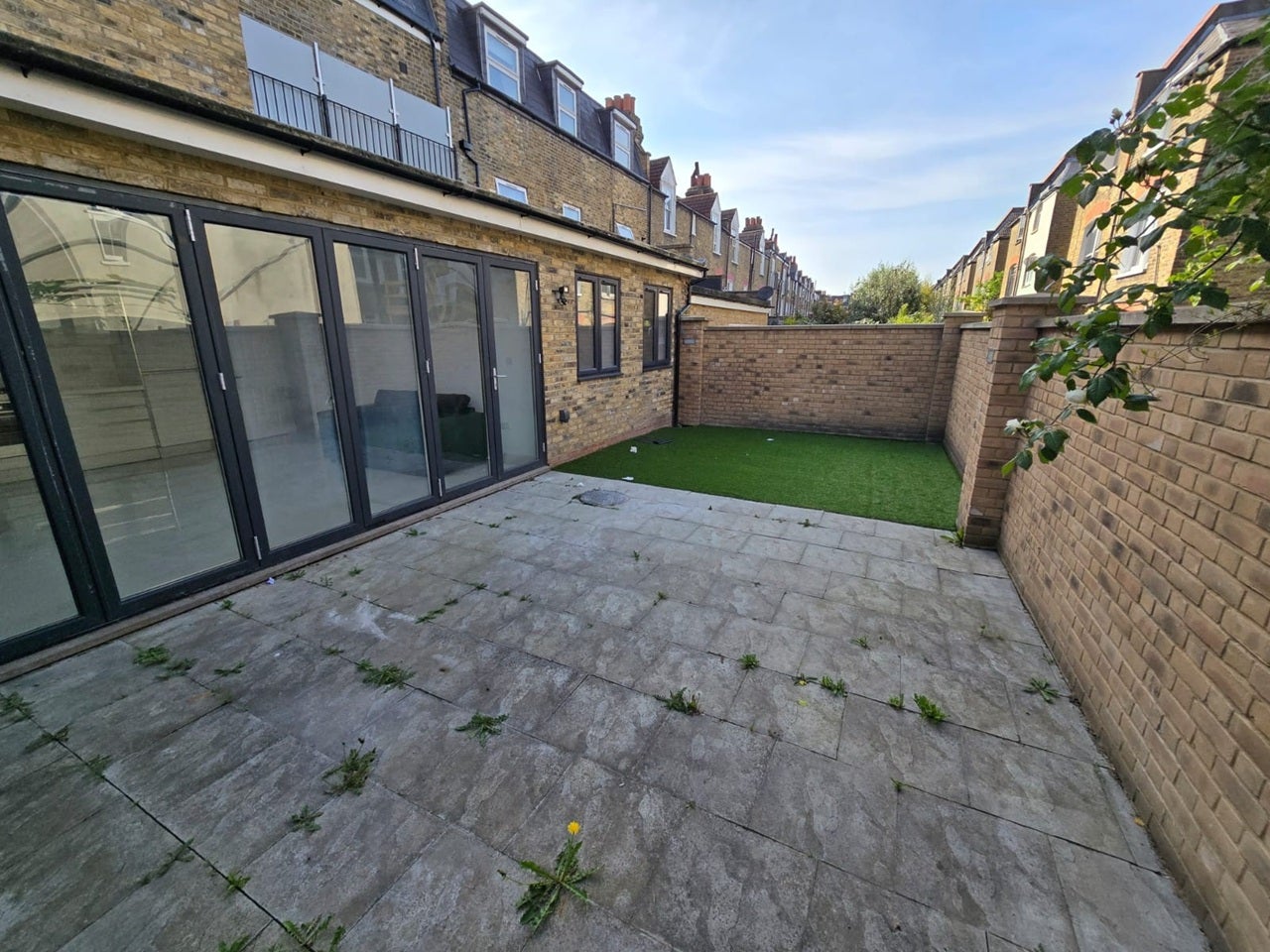 Room Dafforne Road in Greater London