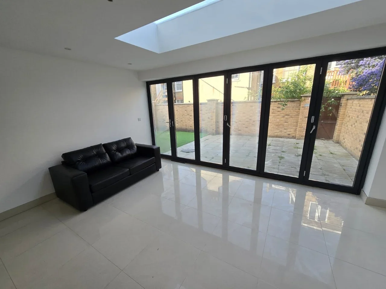 Room Dafforne Road in Greater London