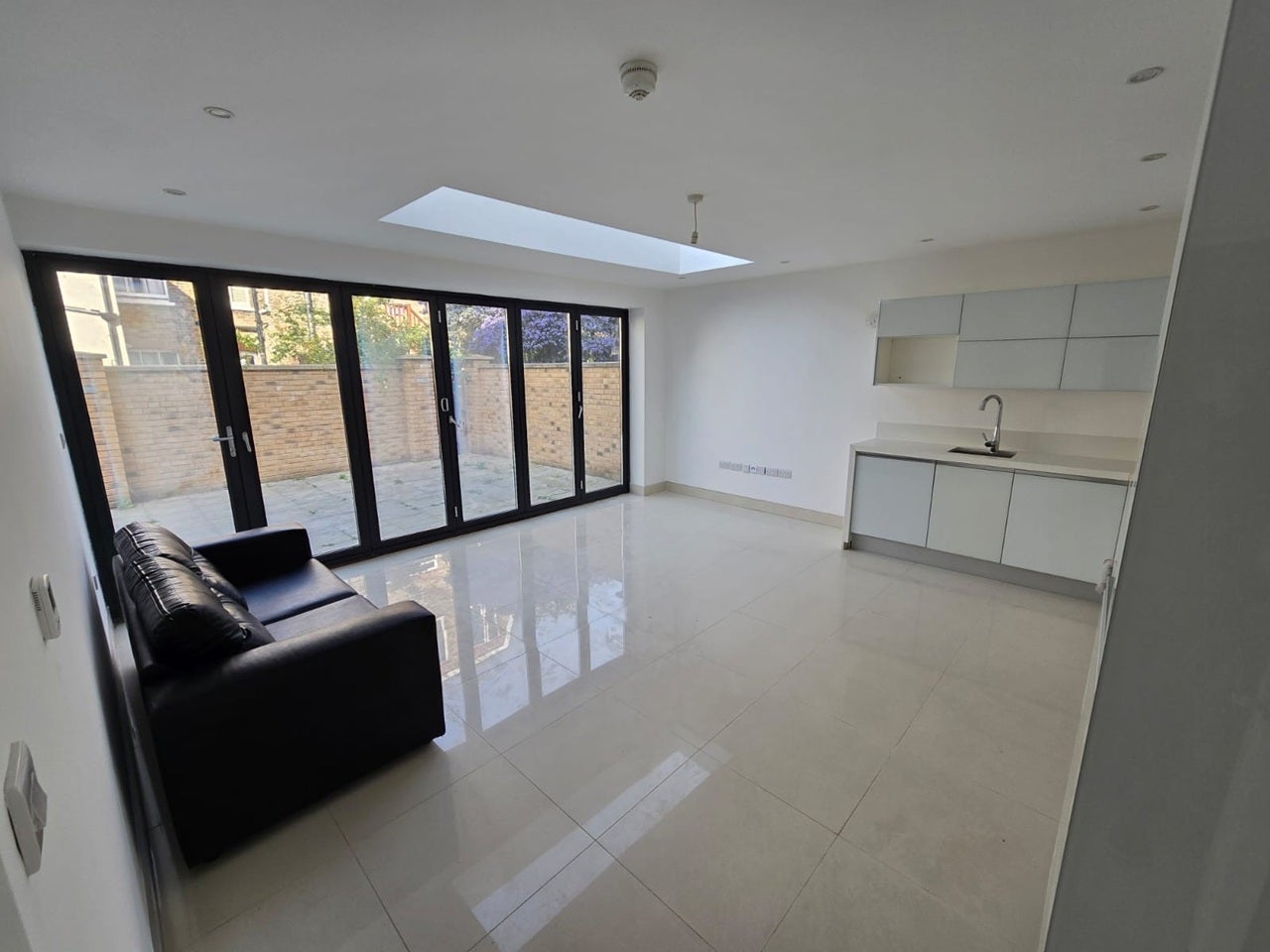 Room Dafforne Road in Greater London