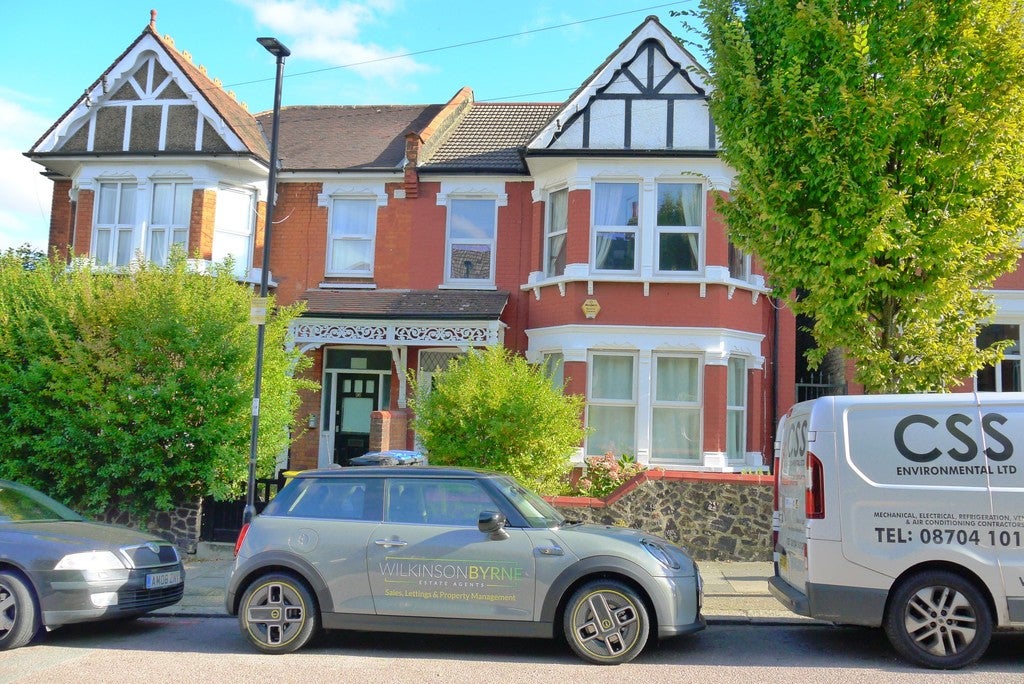 Flat Bosworth Road in Greater London