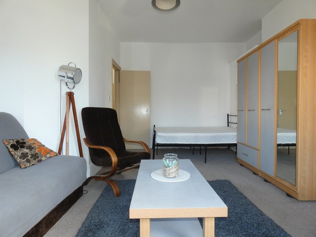 Flat Bosworth Road in Greater London