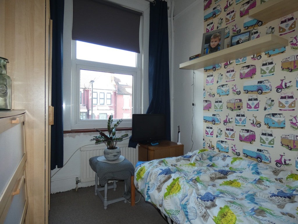 Flat Bosworth Road in Greater London