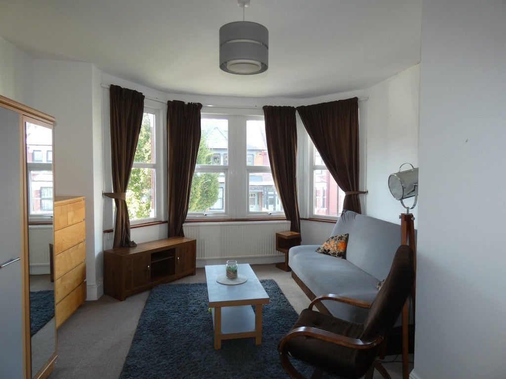 Flat Bosworth Road in Greater London