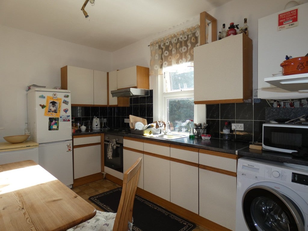 Flat Bosworth Road in Greater London