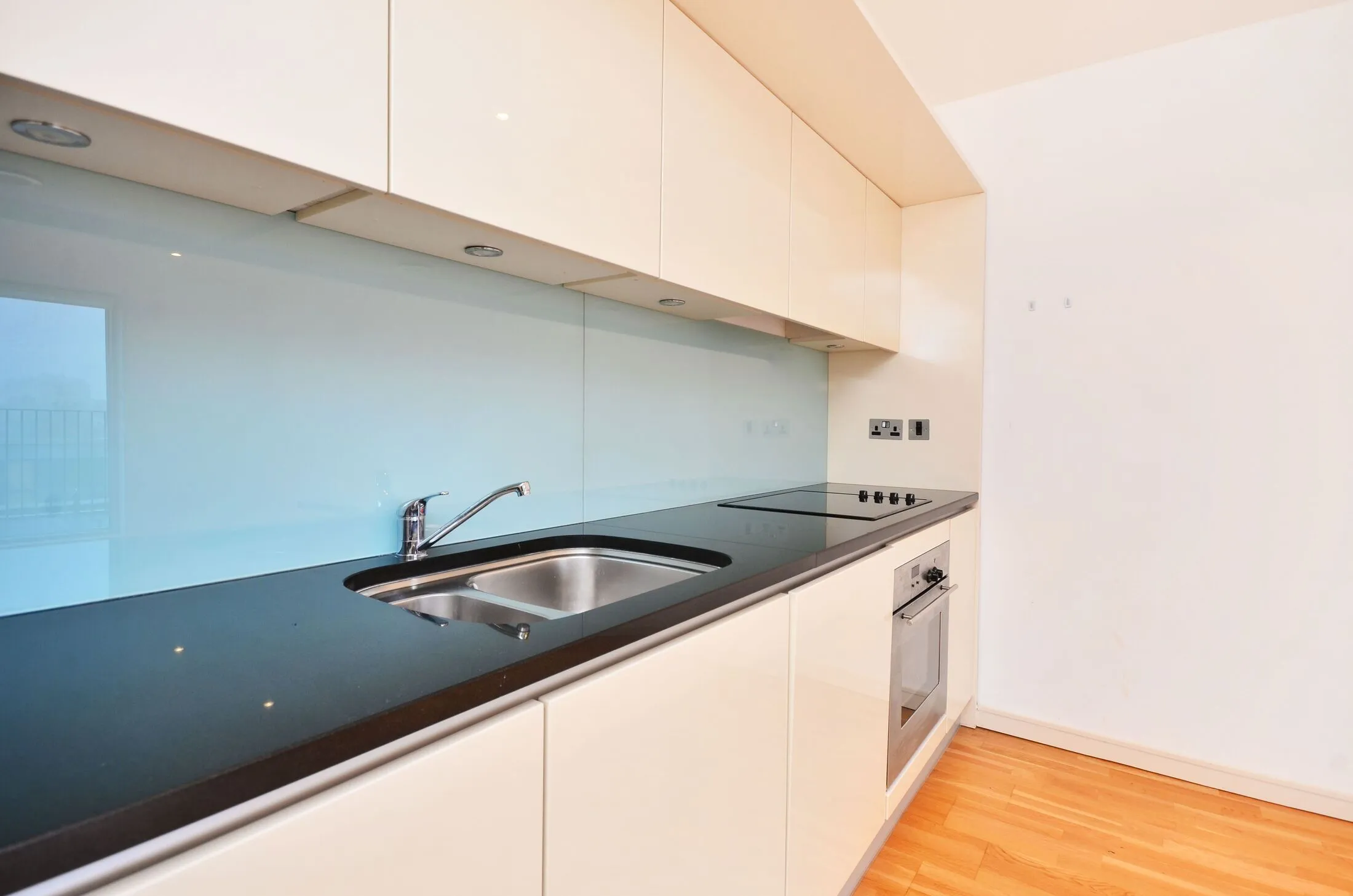 Flat Nile Street in Greater London