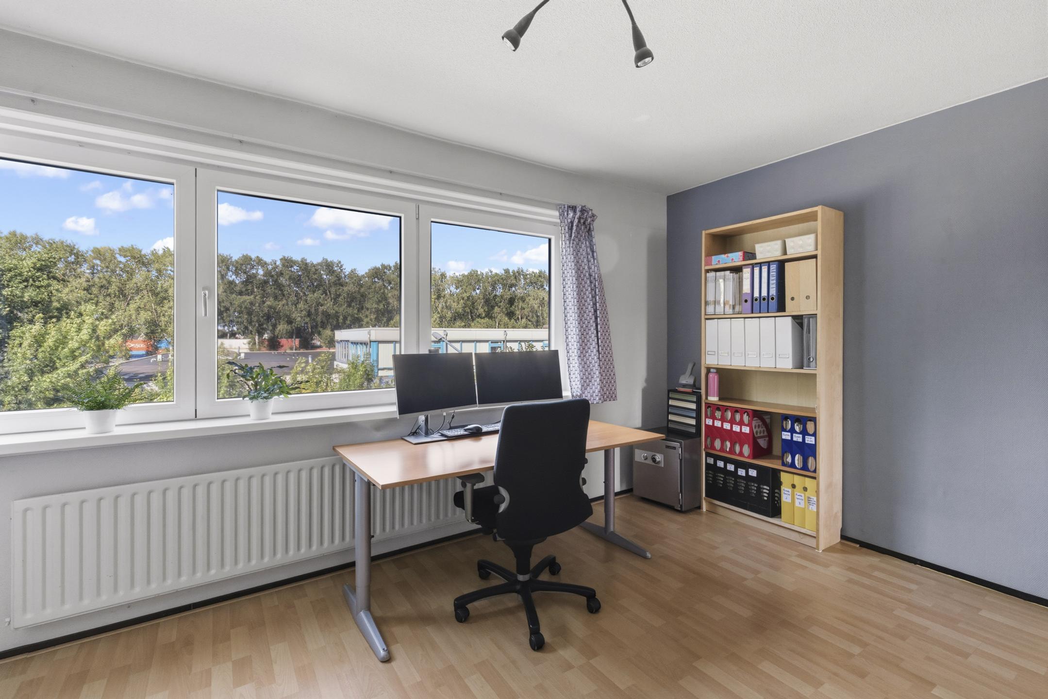 Tussenwoning te koop: Aquamarin 105, Weesp