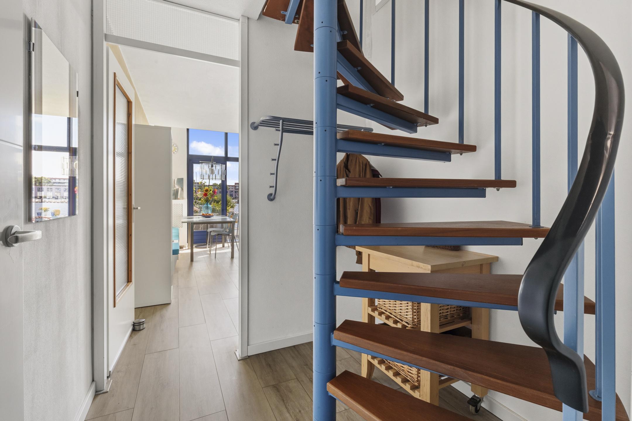 Tussenwoning te koop: Aquamarin 105, Weesp