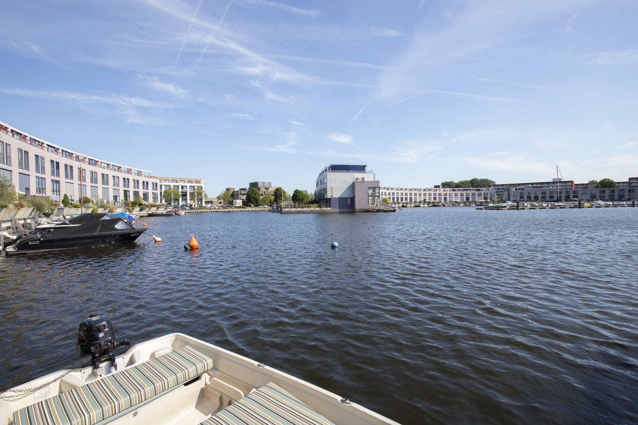 Tussenwoning te koop: Aquamarin 105, Weesp