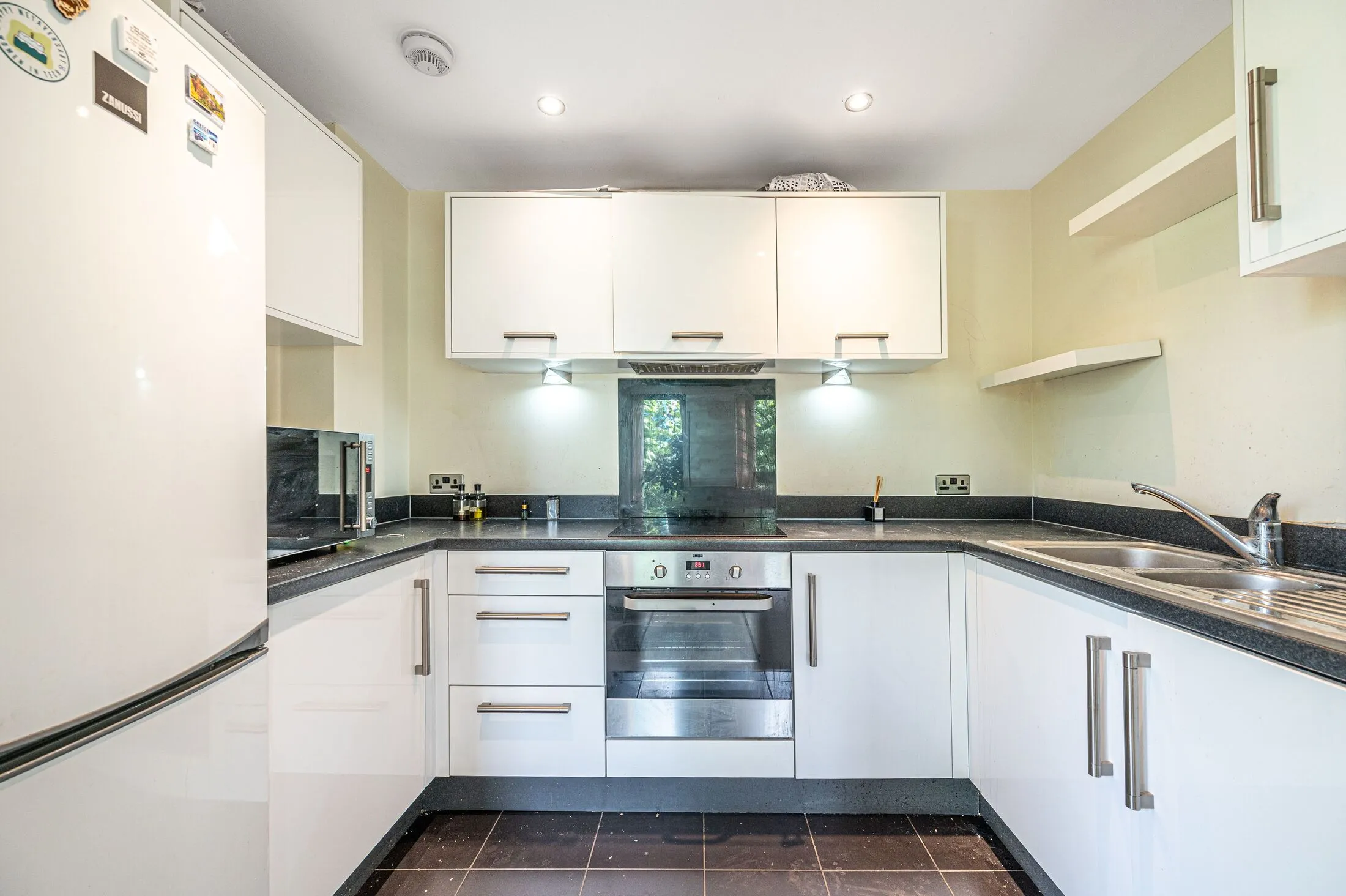 Flat Charcot Road in Greater London