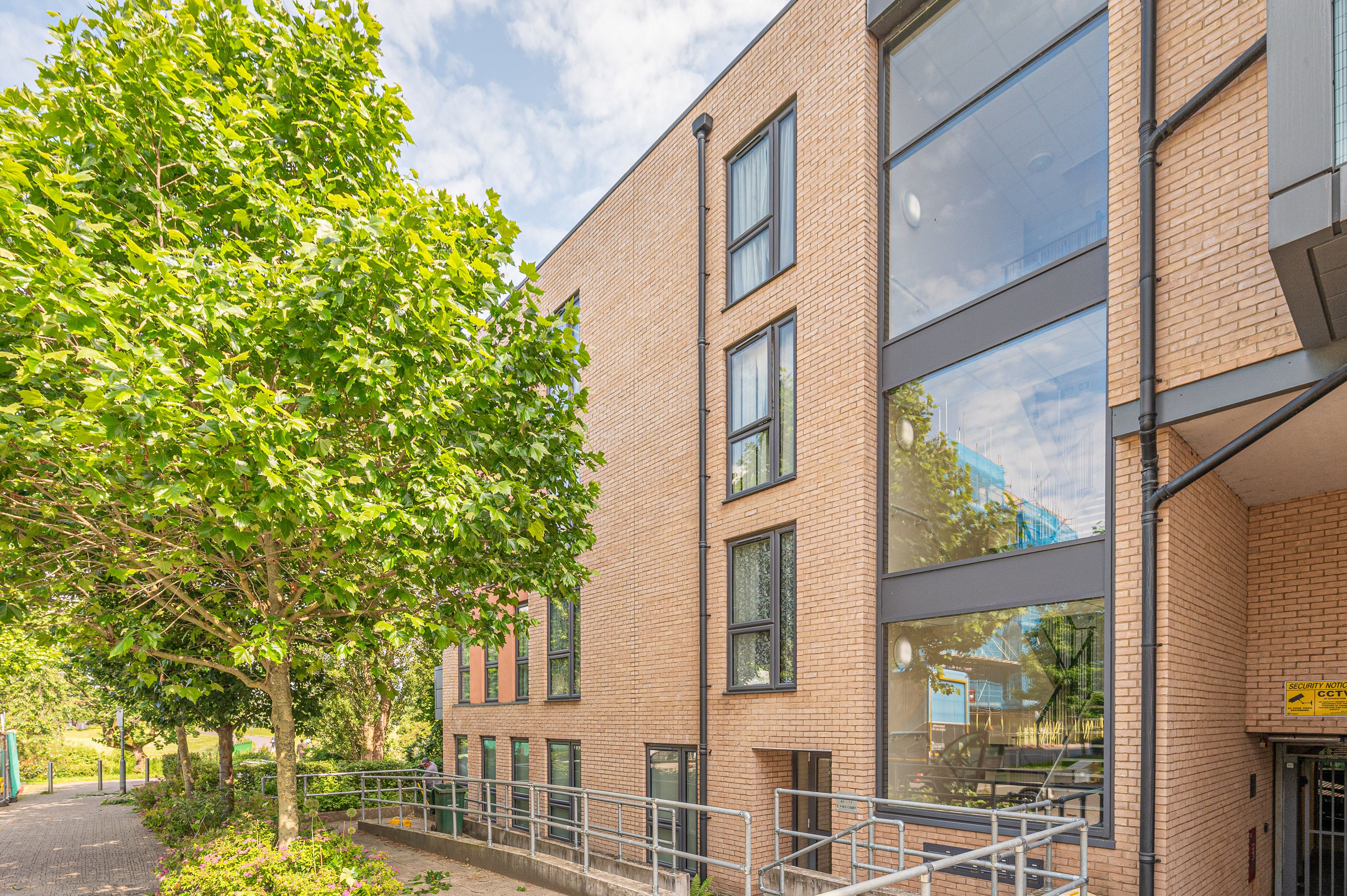 Flat Charcot Road in Greater London